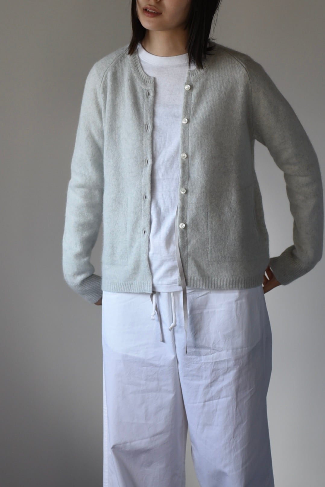 eleven 2nd｜ラムズウール&ヤク カーディガン｜アイスブルー | 岡の oka no