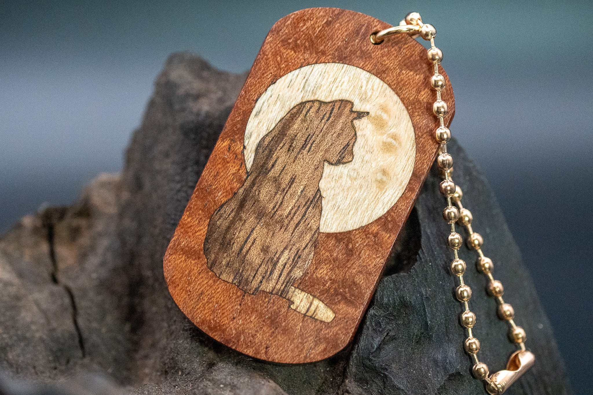 【アフリカの神宿る木】 ブビンガ ドッグタグ 象嵌 横を向く上品な猫