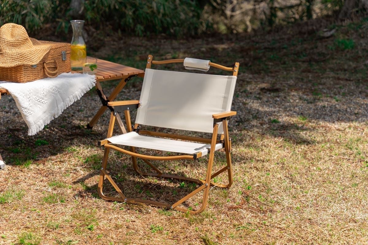 木目調のアルミフレームと天然木のアームレストがナチュラルな雰囲気を