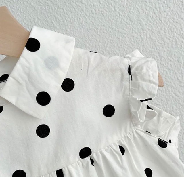 水玉模様のフリルノースリーブサマーシャツ