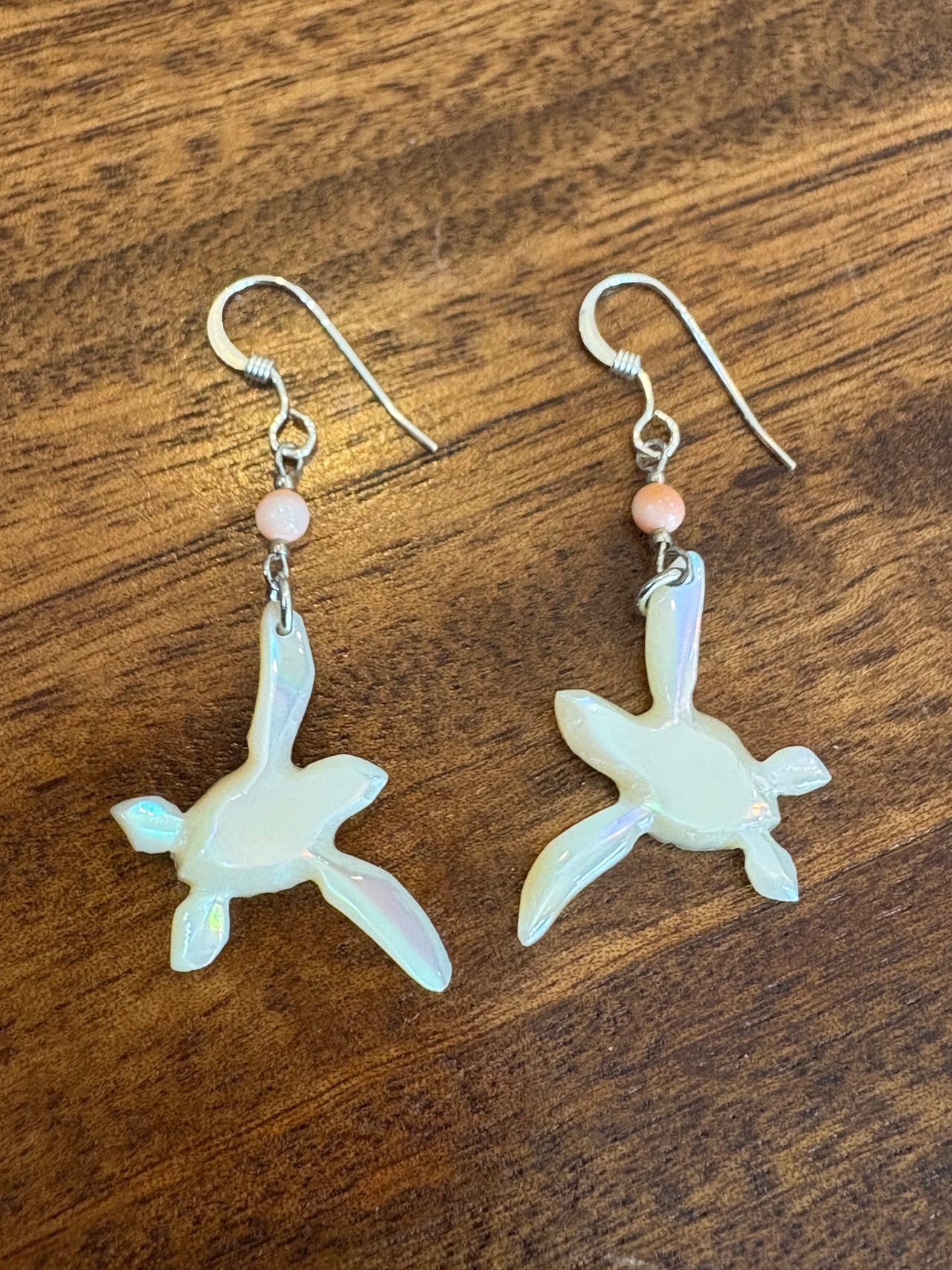 夜光貝の海ガメピアス　ピンク珊瑚