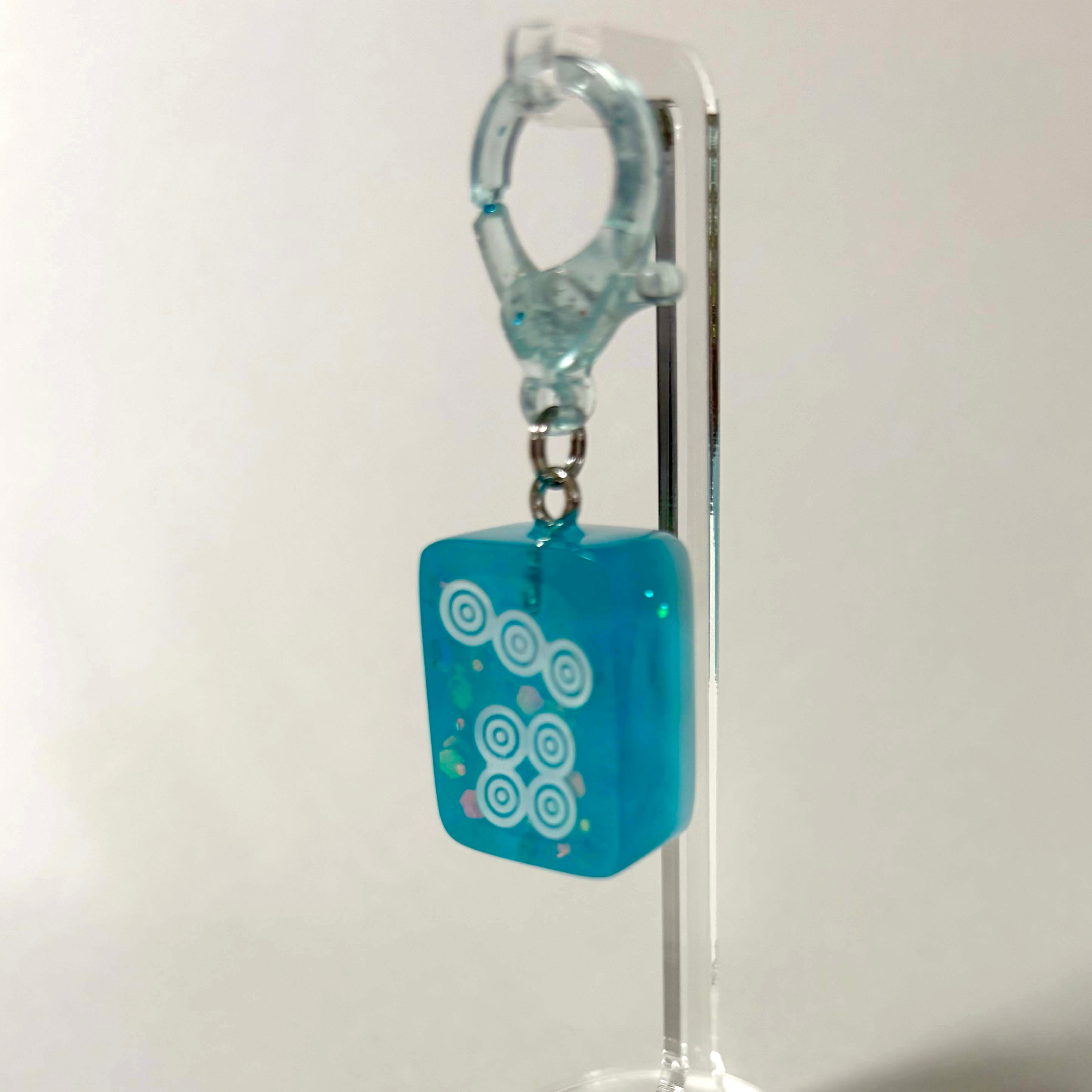 ★希少★美品★ 雀王（背グリーン）麻雀牌 013：麻雀牌キーホルダー／小（水色） | MeroMelon-ya