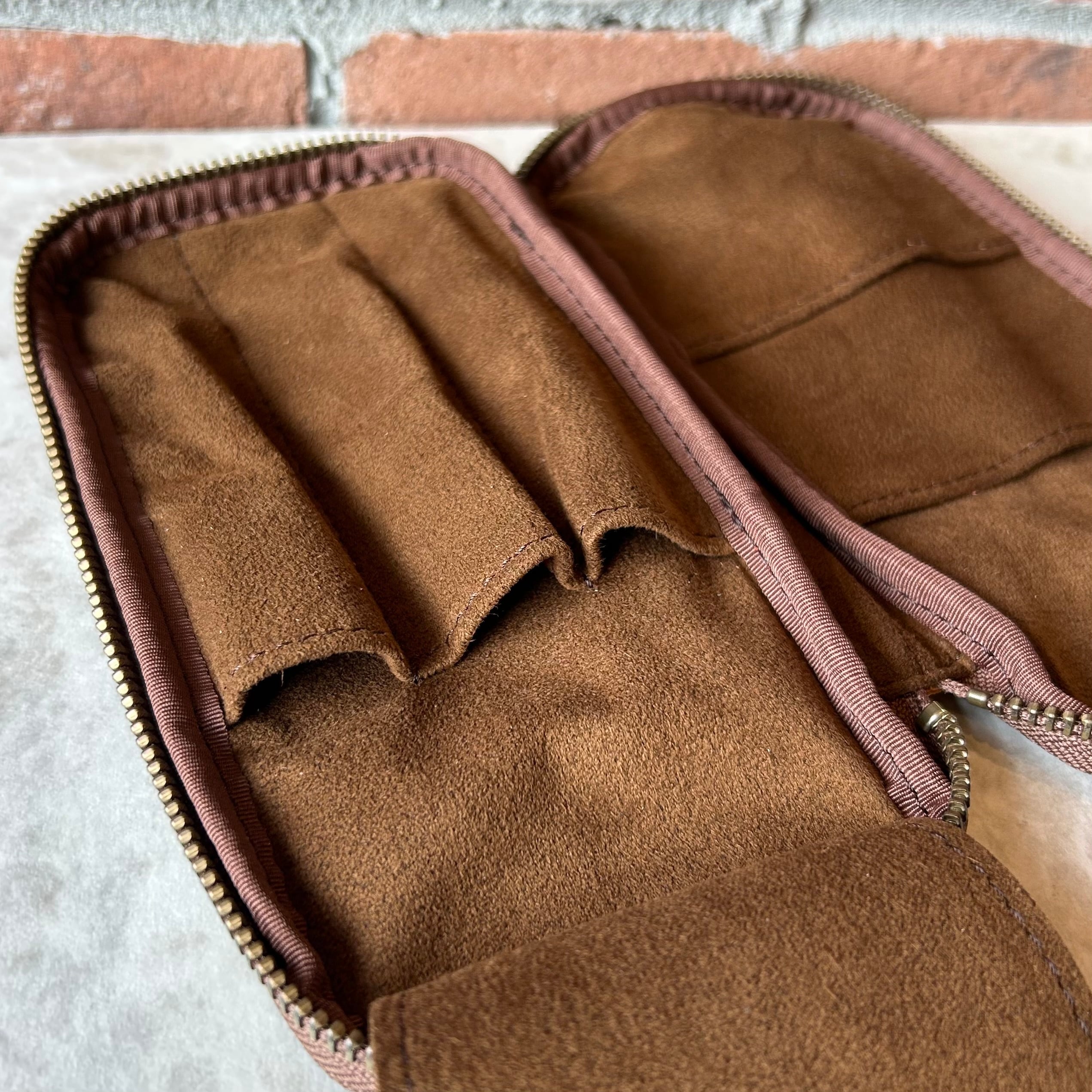 ＆Liebe「文具にこだわる人のジップペンケース（ぺブルヌメ革）」／3本