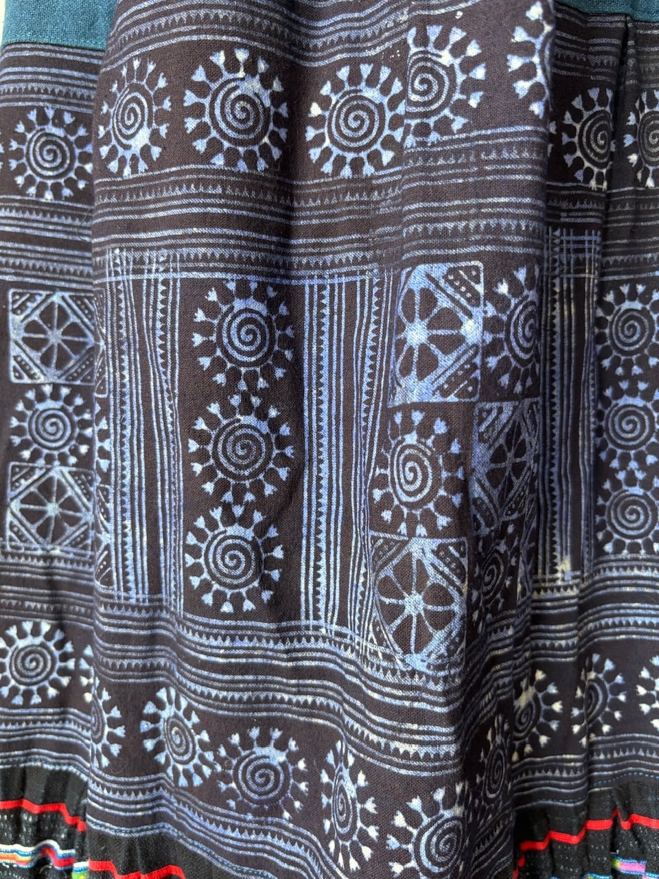 モン族スカート 061 ロング 藍染布 ろうけつバティック 刺繍 bami
