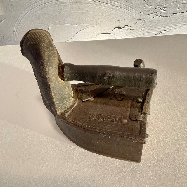 アンティークのアイアンアイロンA