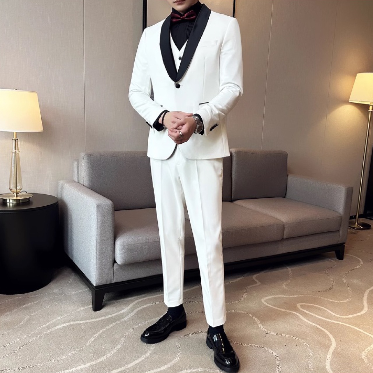 シンプルでスリムなシルエットが男性の魅力を引き立てるスリーピース　SU01840