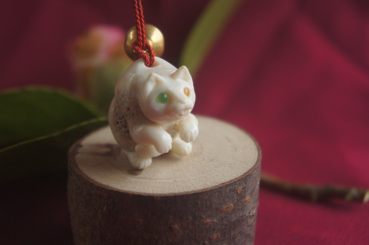 鹿角彫刻「つかまった猫」根付 | deer bone 