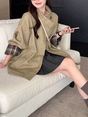 レトロなチェックが映えるロンドントレンチコート