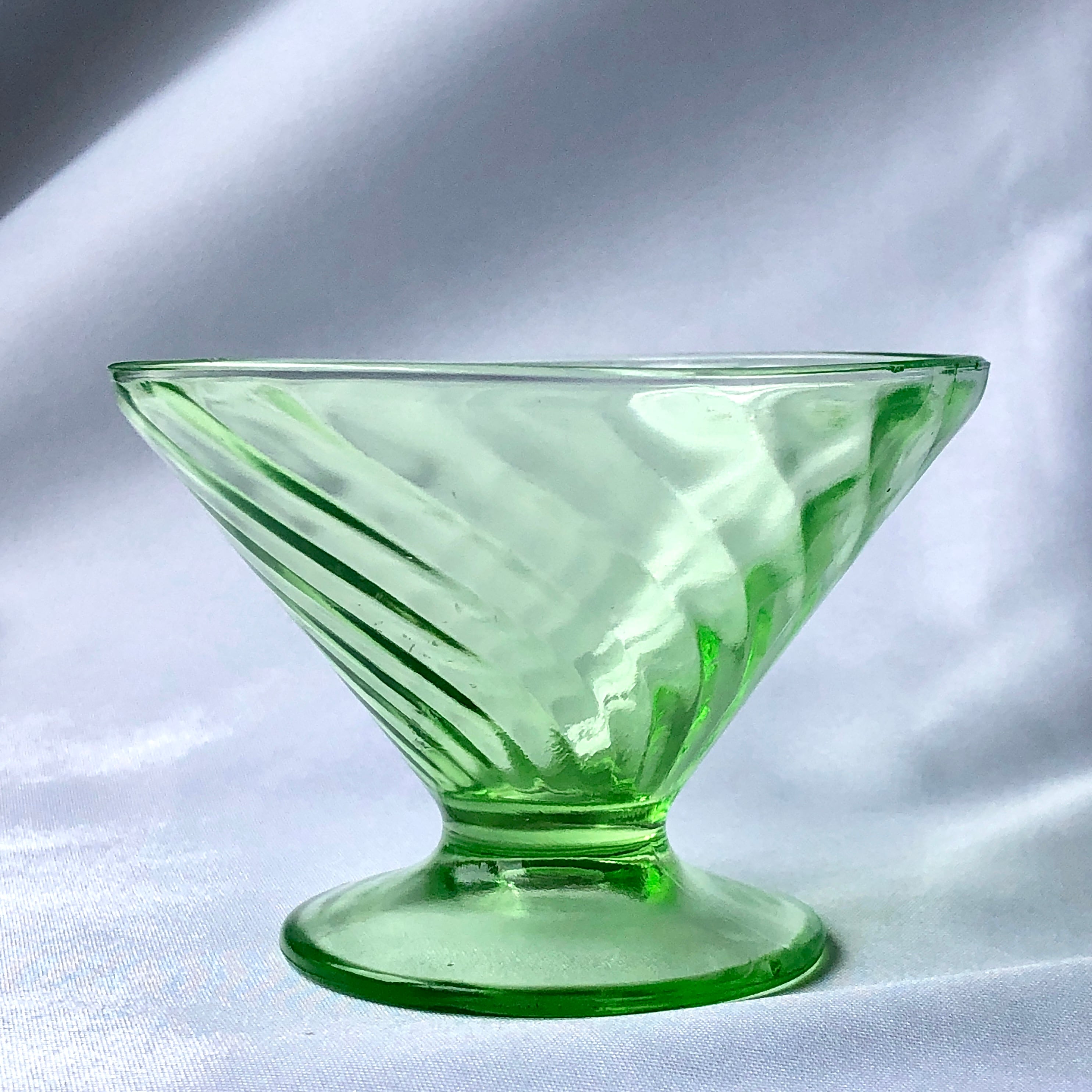 グレイスのウランガラスシャーベットグラス　プレート　ウラングラス　ウランガラス　アンティーク
