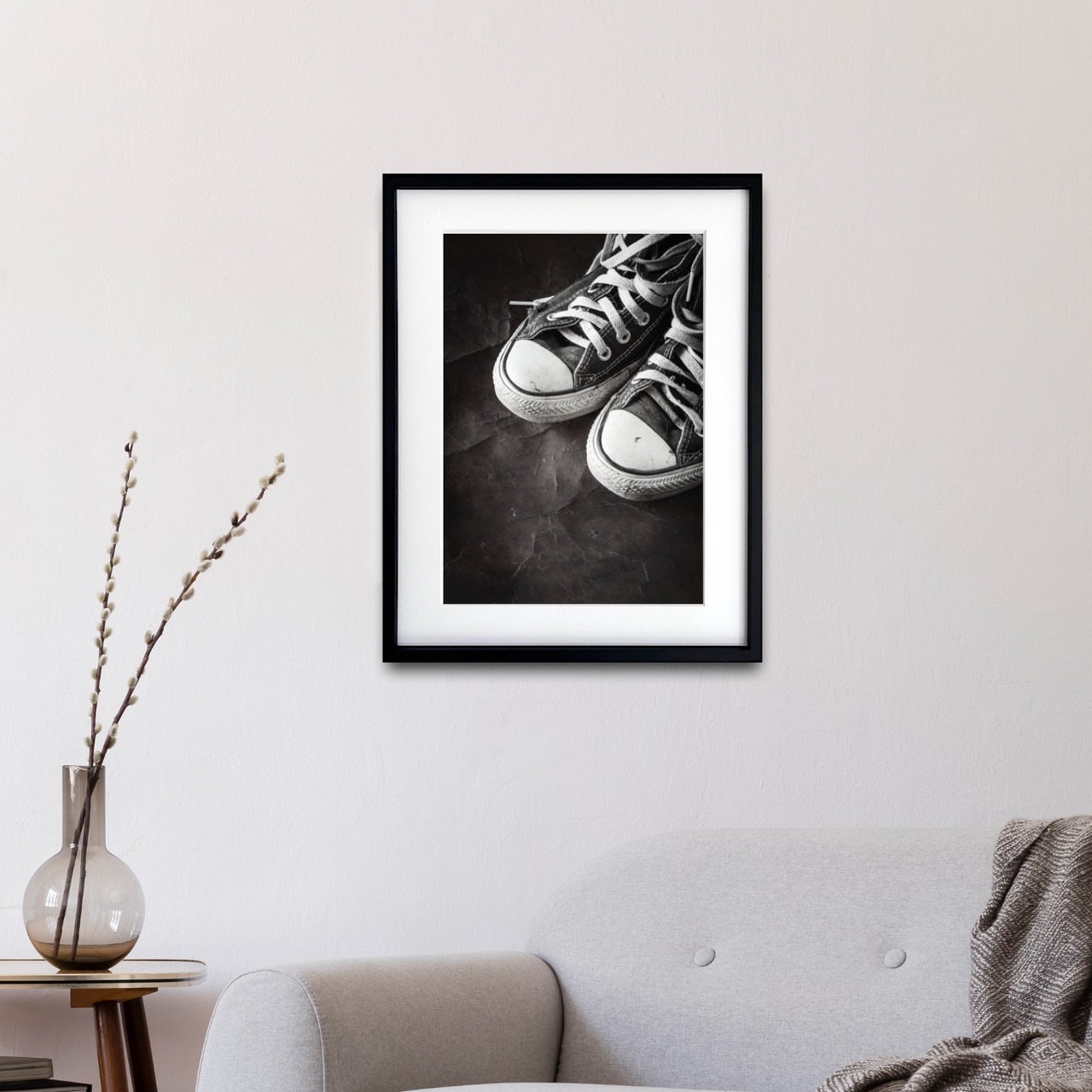 CONVERSE｜モノクロが映えるヴィンテージスニーカーポスター｜履き込まれた風合いが空間に味わいと深みを添えるアートA4ポスター