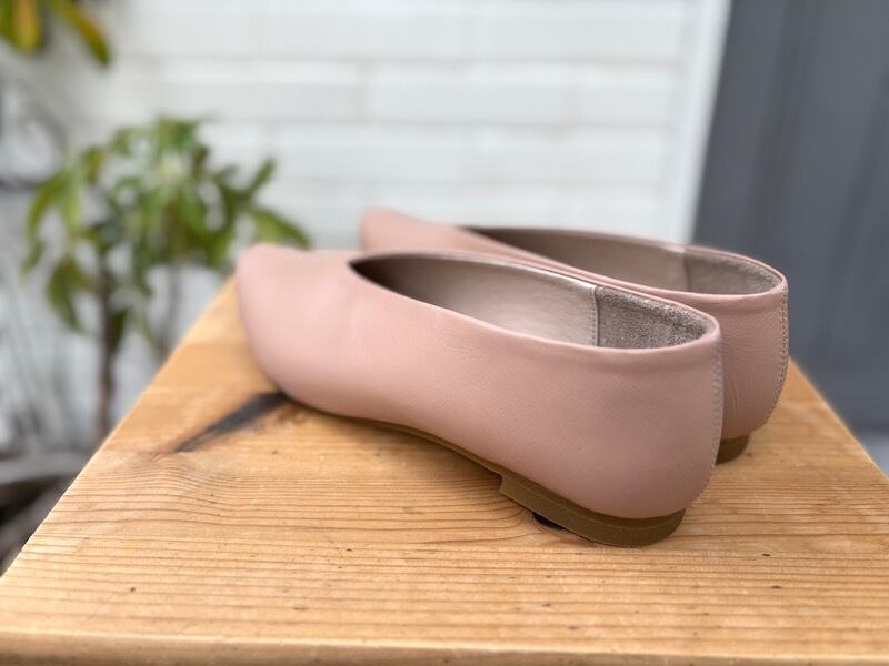 上品ピンクベージュのレザーフラットシューズ｜柔らかレザーで大人の