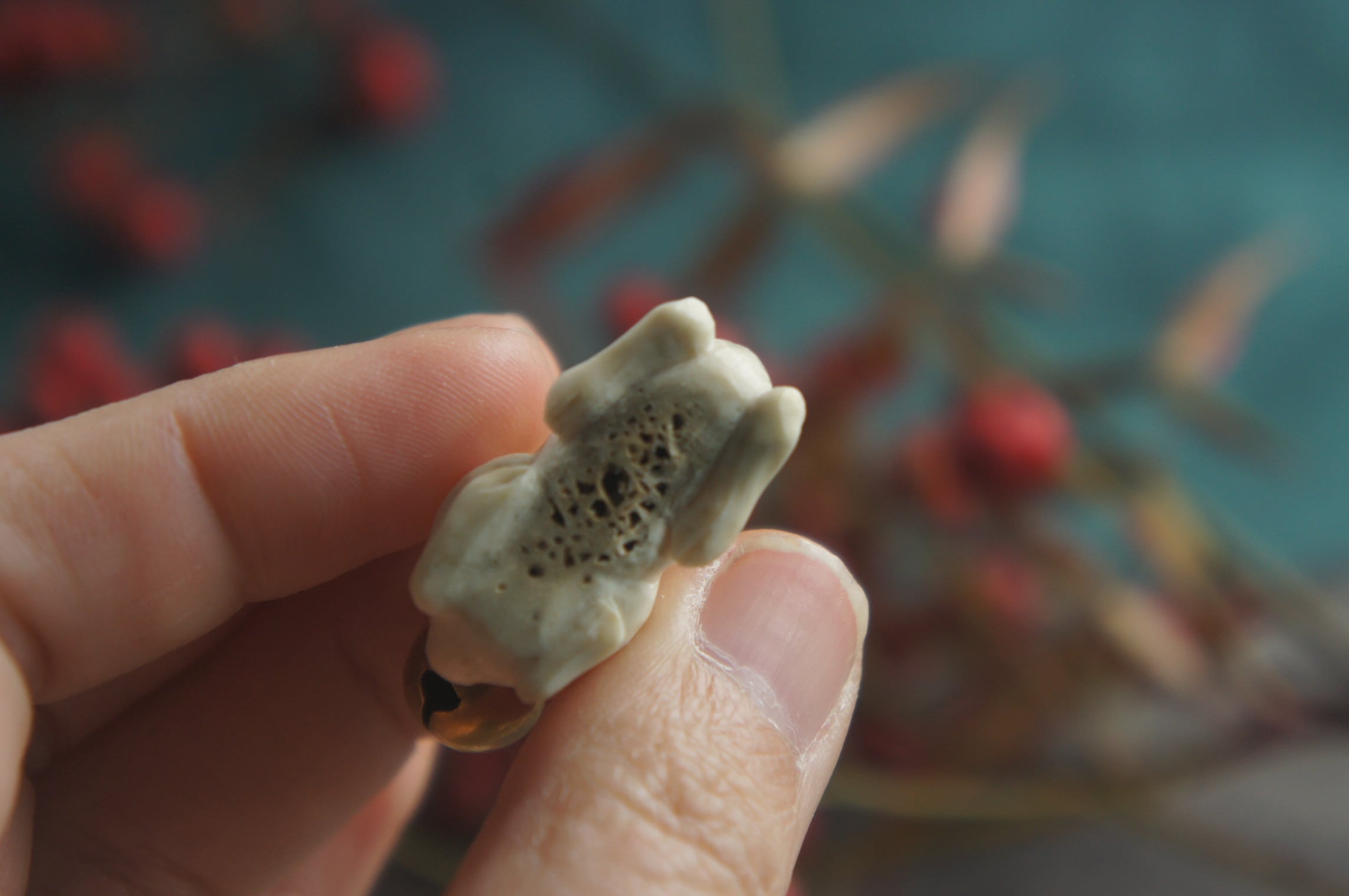 鹿角彫刻「まどろみ牡鹿」根付 | deer bone 鹿角彫刻「まどろみ牡鹿」根付 | deer bone