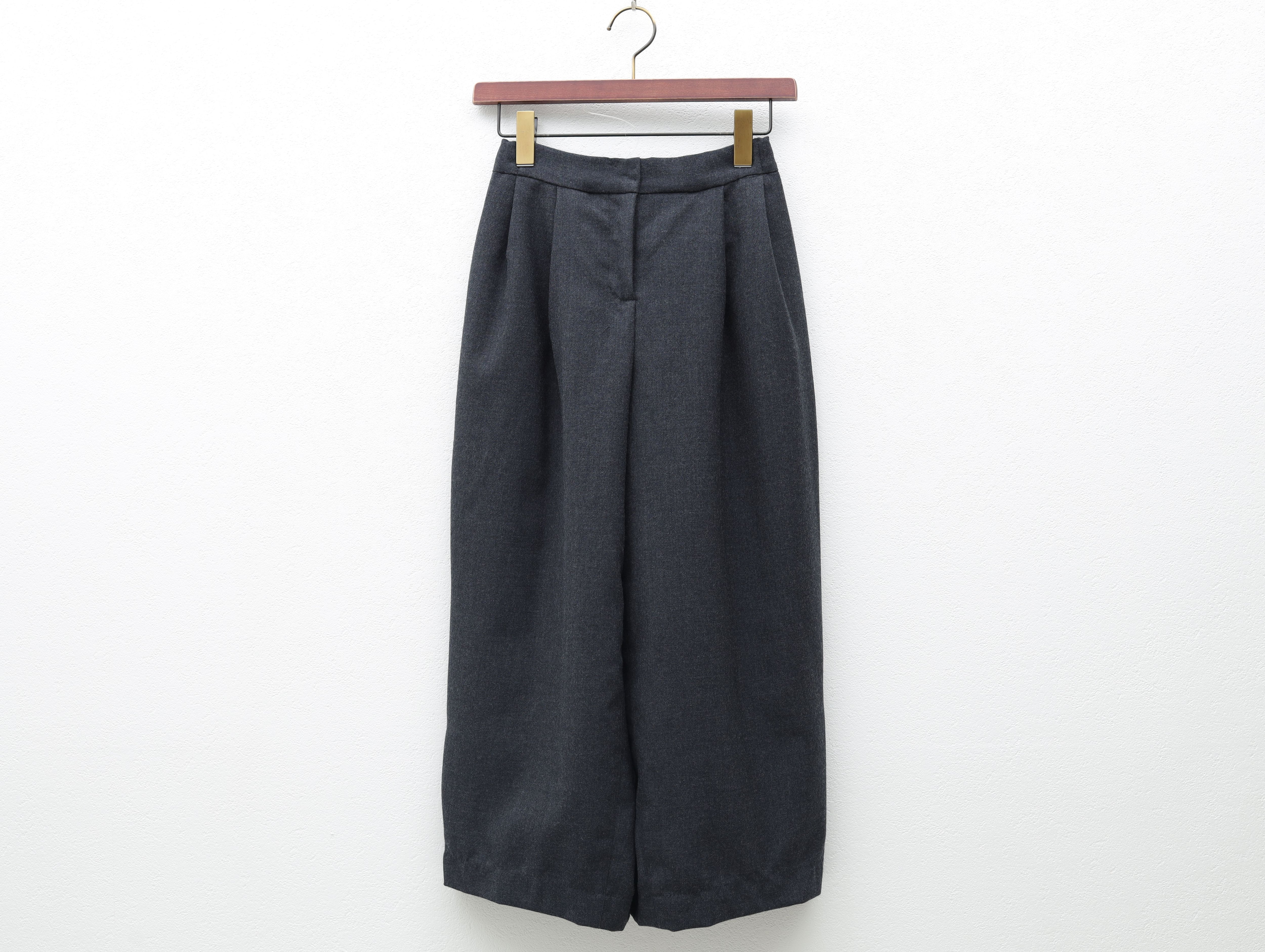 やわらかウール綾織りのクロップドタックパンツ COL/ダークグレー