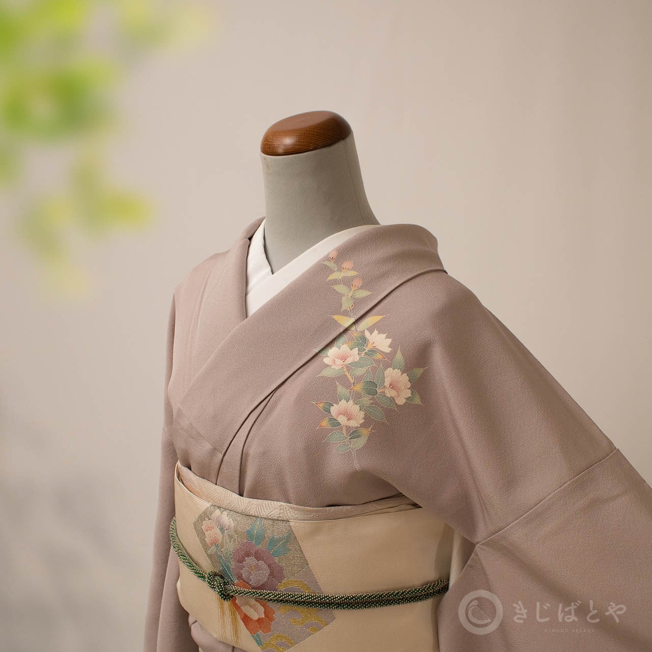 ☆bambi ☆三越誂え☆正絹ちりめん☆更紗模様☆秋単衣☆未着用美品 ご予約品】正絹ちりめん 鴇色鼠に花の付け下げ 紋入 作家物 袷 | きじ