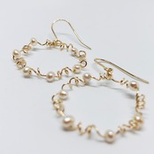 何とも言えないデザインがかわいい！ K14gf フープ 淡水パールリースピアス mm1097