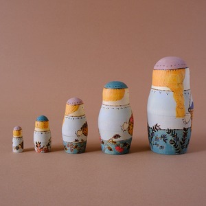 《 庭と鳥 》ベリーつみのマトリョーシカ　5個型