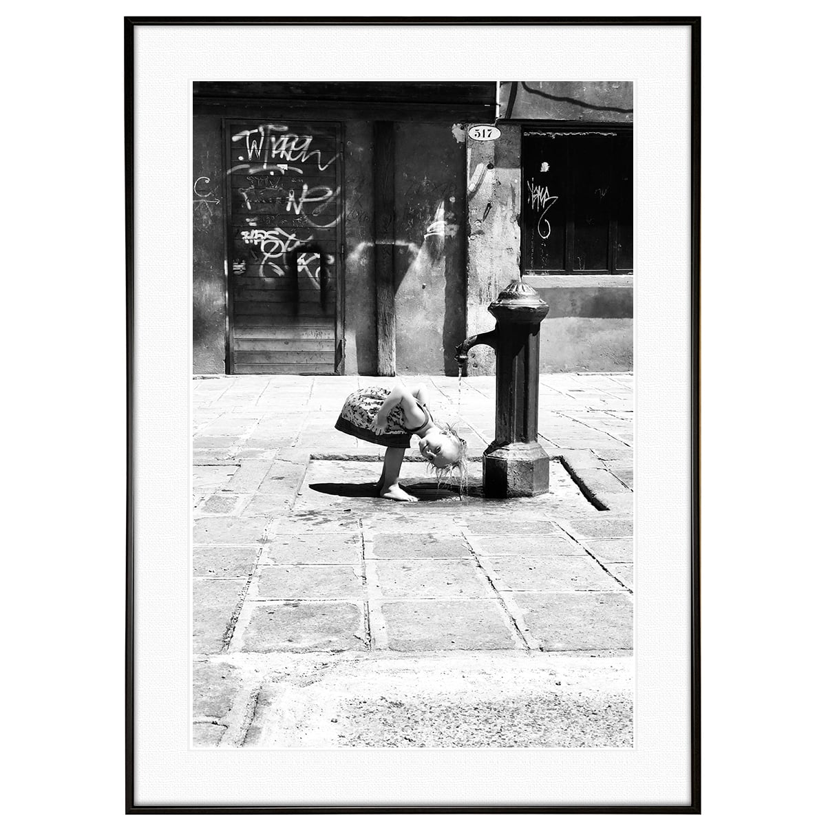 人物の写真 歩道の消火栓で水浴びする少女 インテリアモノクロアートポスター額装 AS3502