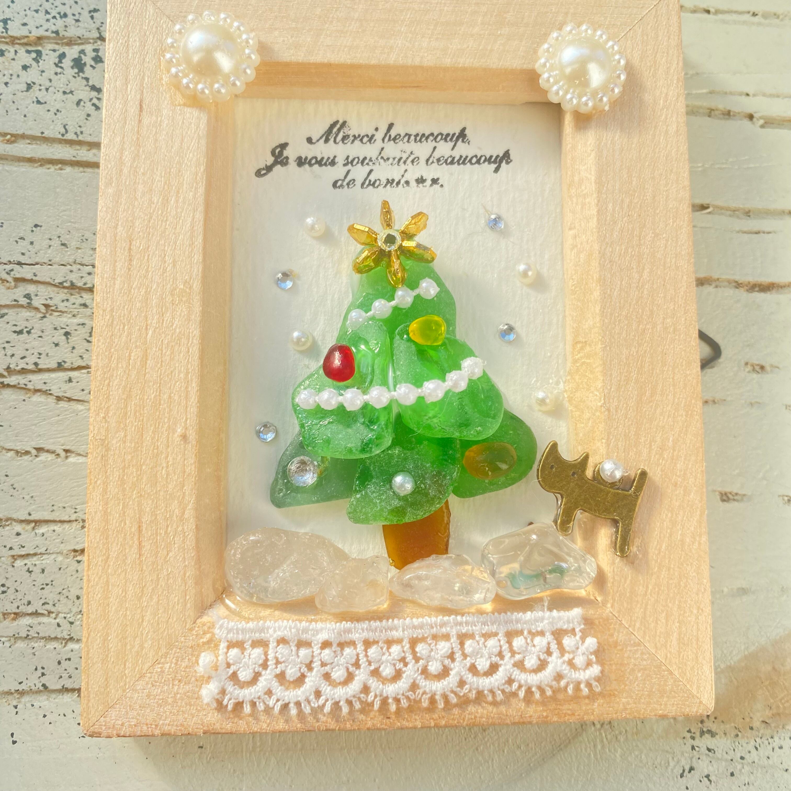 "猫とクリスマスツリー。"