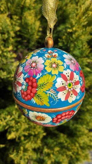 ペトリキウカ塗りの木製クリスマスオーナメント（人間国宝ホメンコ作）ライトブルー