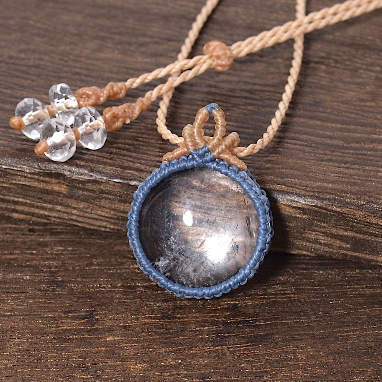 【一点物】水晶ラウンドルースを包んだマクラメネックレスNo.2