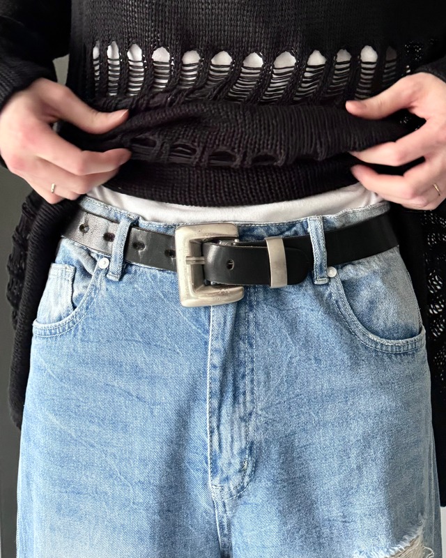 square buckle leather belt / black × silver