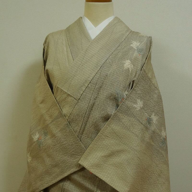 今日の ファッション 白地に裾が茶色 花柄 着物 きもの 白地に茶色