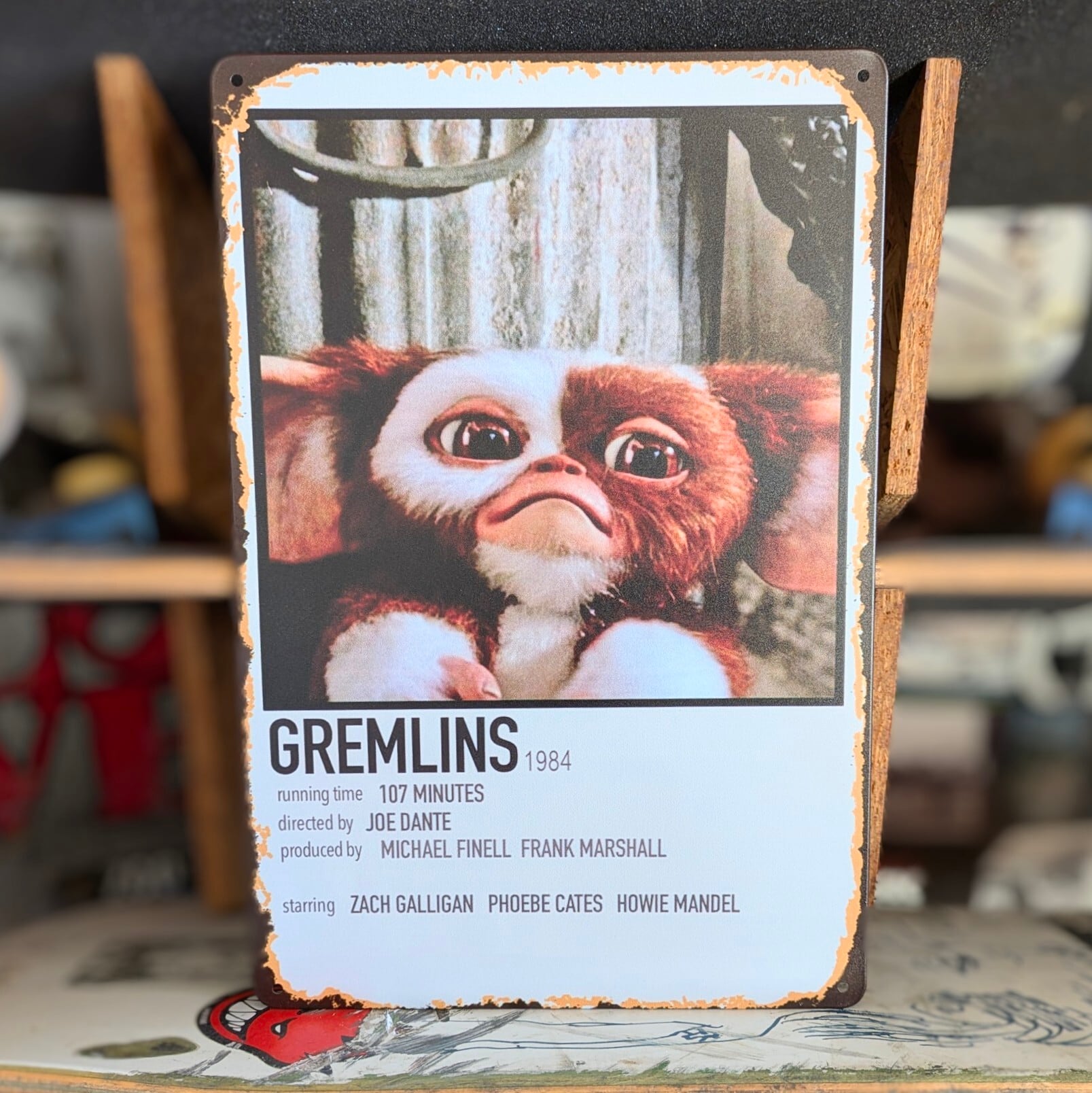 送料無料！ちょうどいいブリキ看板【 Gremlins （ グレムリン ）】 ギズモ / METAL SIGN / メタルサイン / ブリキ看板 / サインボード / ビンテージ加工 〚アメリカン雑貨 アメトイ〛