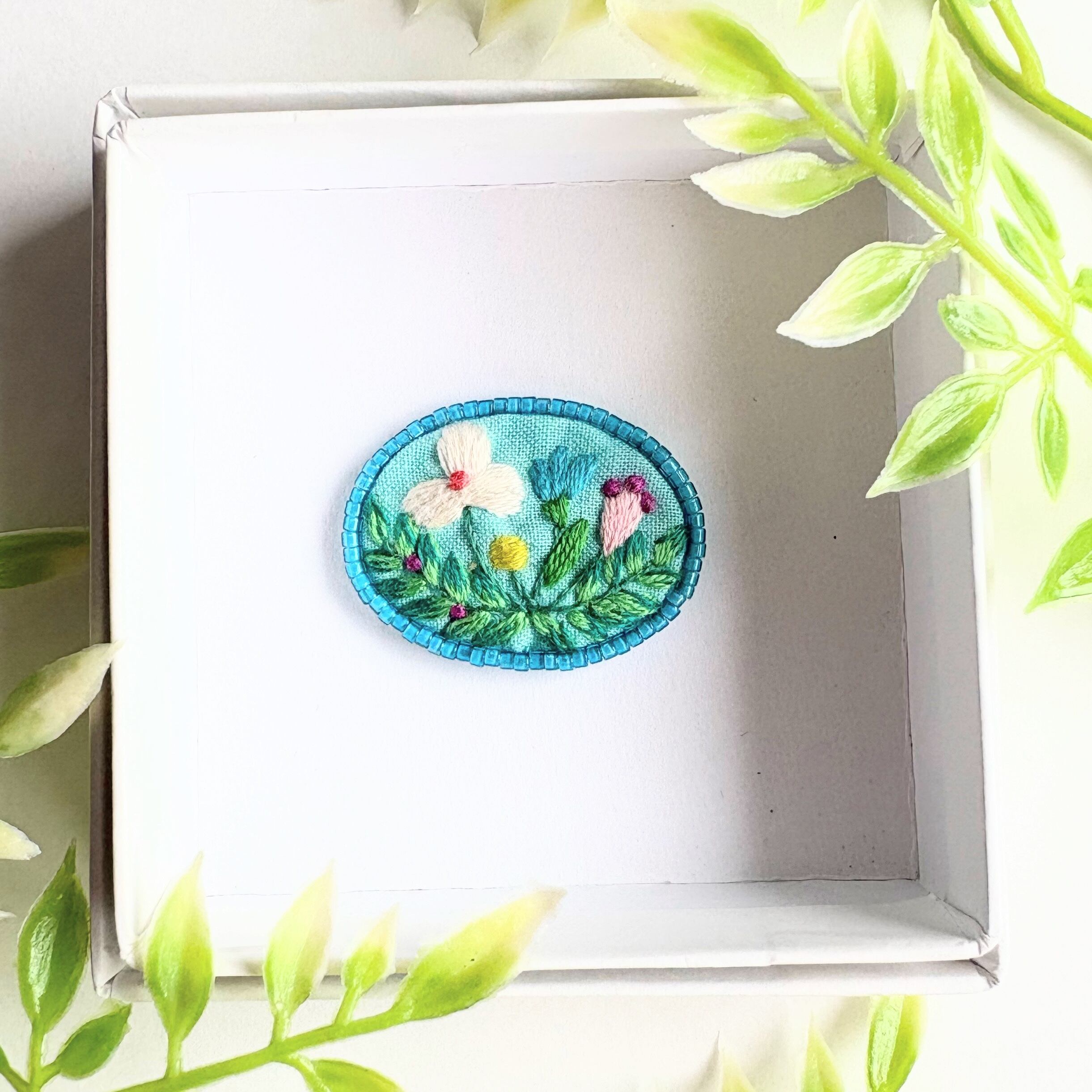 ビーズで飾った草花のミニ刺繍ブローチ【botanical】#387 | j.couture