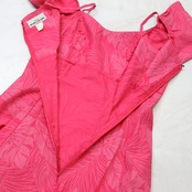 【ハワイ製 フラダンス衣装】ピンク T&L MUUMUU FACTORY ワンピース ドレス モンステラ柄 華やか 鮮やか ハワイアン かわいい