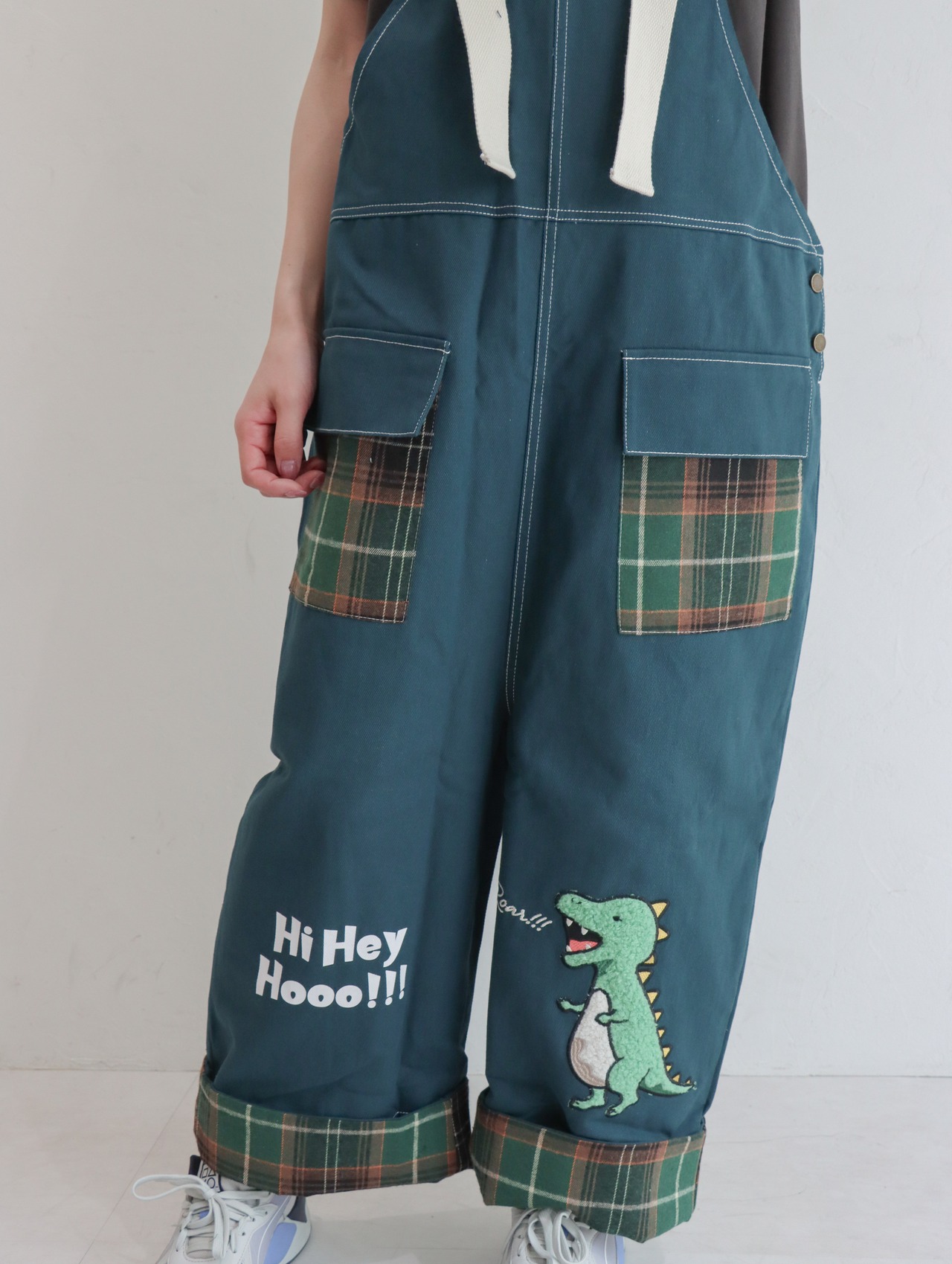 【全身で繋がる。】「恐竜とサメ？」と聞かれる恐竜＆サメ刺繍 チェック切替ゆるだぼサロペット【細身も安心のキャラ立ち】 - 8