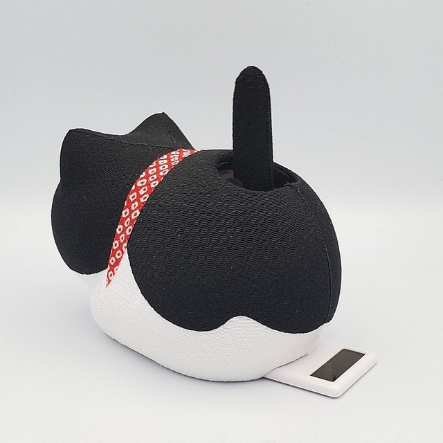 しっぽゆらゆら、ちりめんのソーラー猫(白黒)