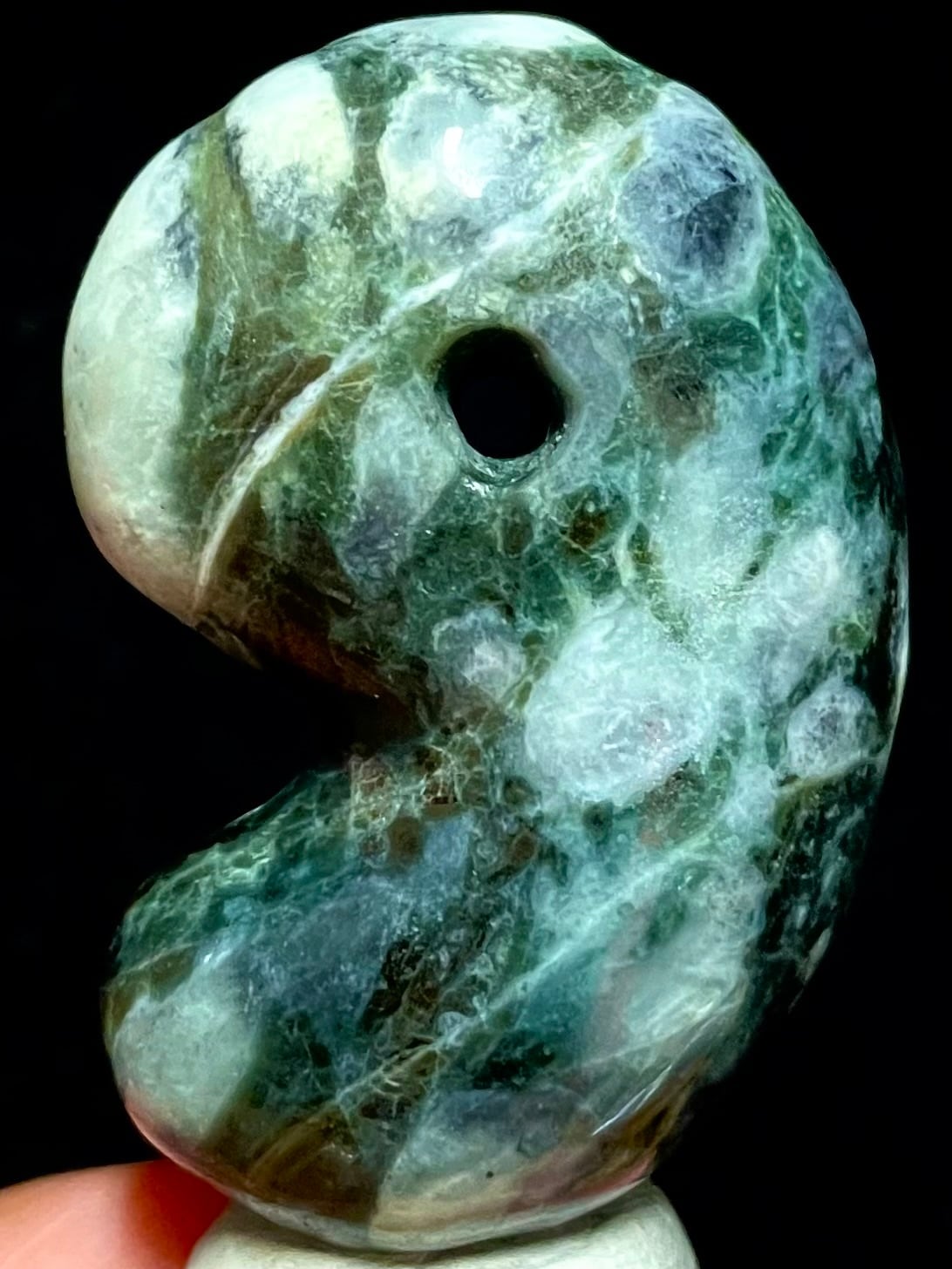 3) 糸魚川翡翠・スーパー勾玉(小型)濃色 | レムリアの太陽