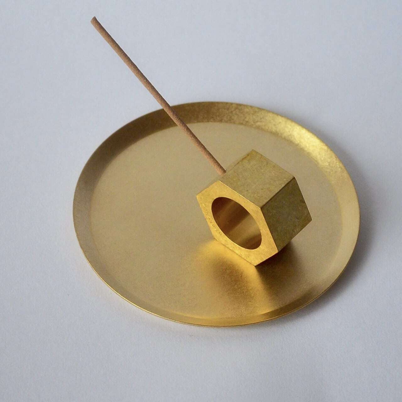 シンプルデザイン真鍮トレイ》真鍮のラウンドトレイ（φ120mm）つや