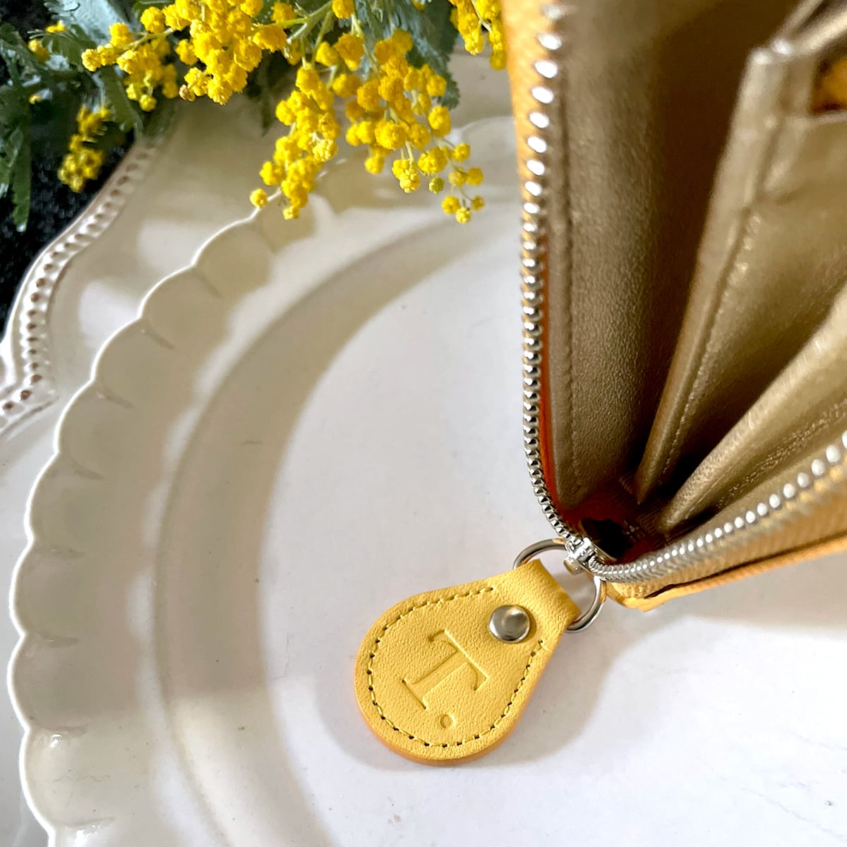 革のミモザ色チョコ長財布（銀の包み紙） | キッサ・ティールームス