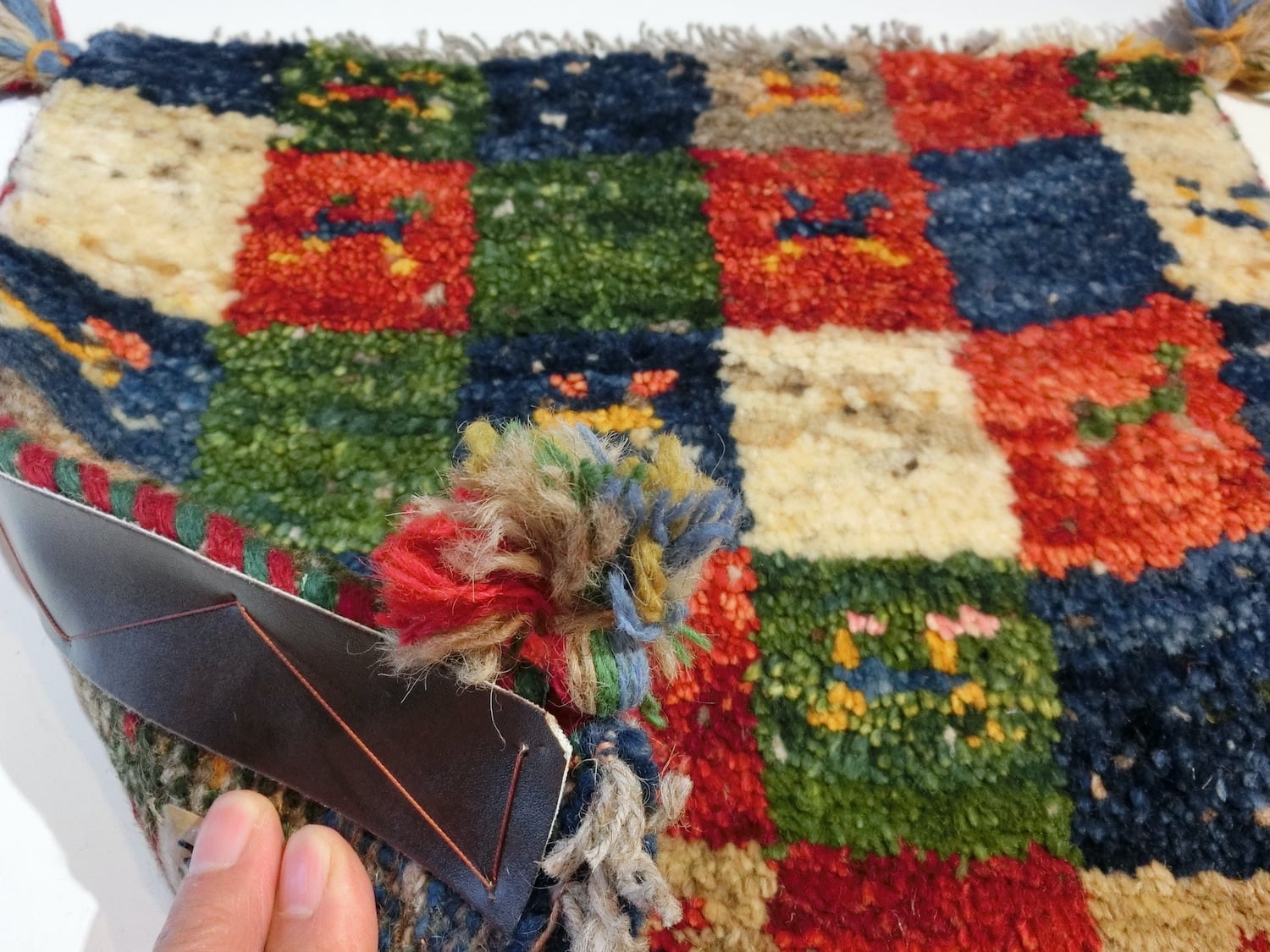 ペルシャ産 手織りギャッベ【座布団サイズ】A70 | Heris Carpet ヘリス