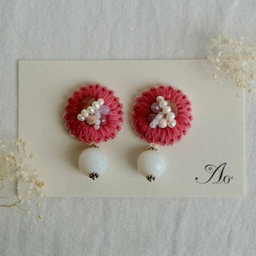 ピンク デイジーのピアス（イヤリング）ホワイトジェード