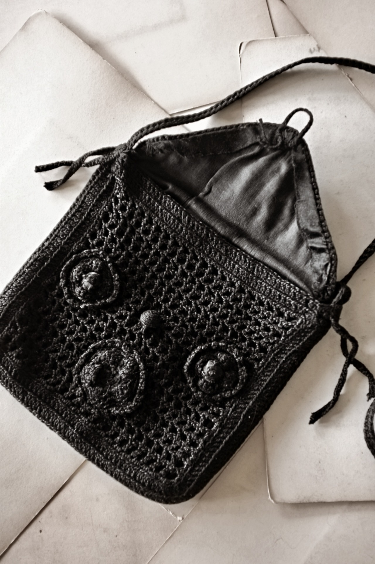 フランス 黒花たちと麻とシルクの闇夜色ポシェット アイリッシュクロッシェ アンティーク