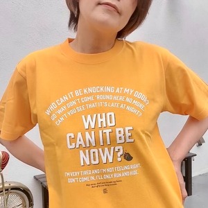 Who Can It be Now?（ゴールドイエロー）ホワイト×チャコールグレーのプリント