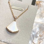 レディースネックレス 扇型 レディース ペンダント 扇モチーフ形 デザイン 大人可愛い 上品 華奢 アクセサリー シンプル プレゼント ギフト デート お呼ばれ 結婚式 二次会 パーティー 大人女子 おしゃれ 上品 フェミニン 清楚　y12001 SW