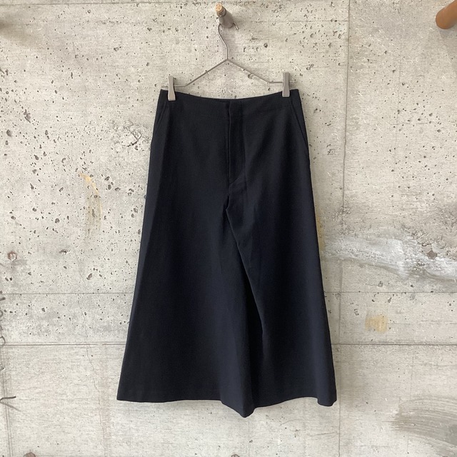 Black pleated skirt zipper