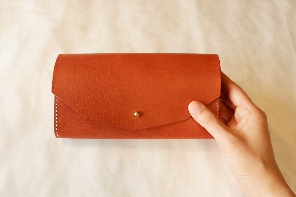 【カスタム事例】栞の長財布 Oil leather Brown × 白 糸