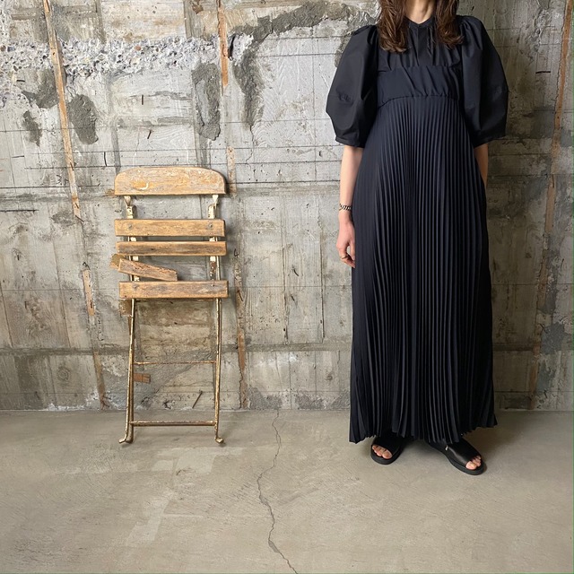 HYKE【ハイク】TAFFETA PLEATED MAXI DRESS (16171 BLACK ).