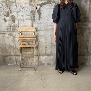 HYKE【ハイク】TAFFETA PLEATED MAXI DRESS (16171 BLACK ).