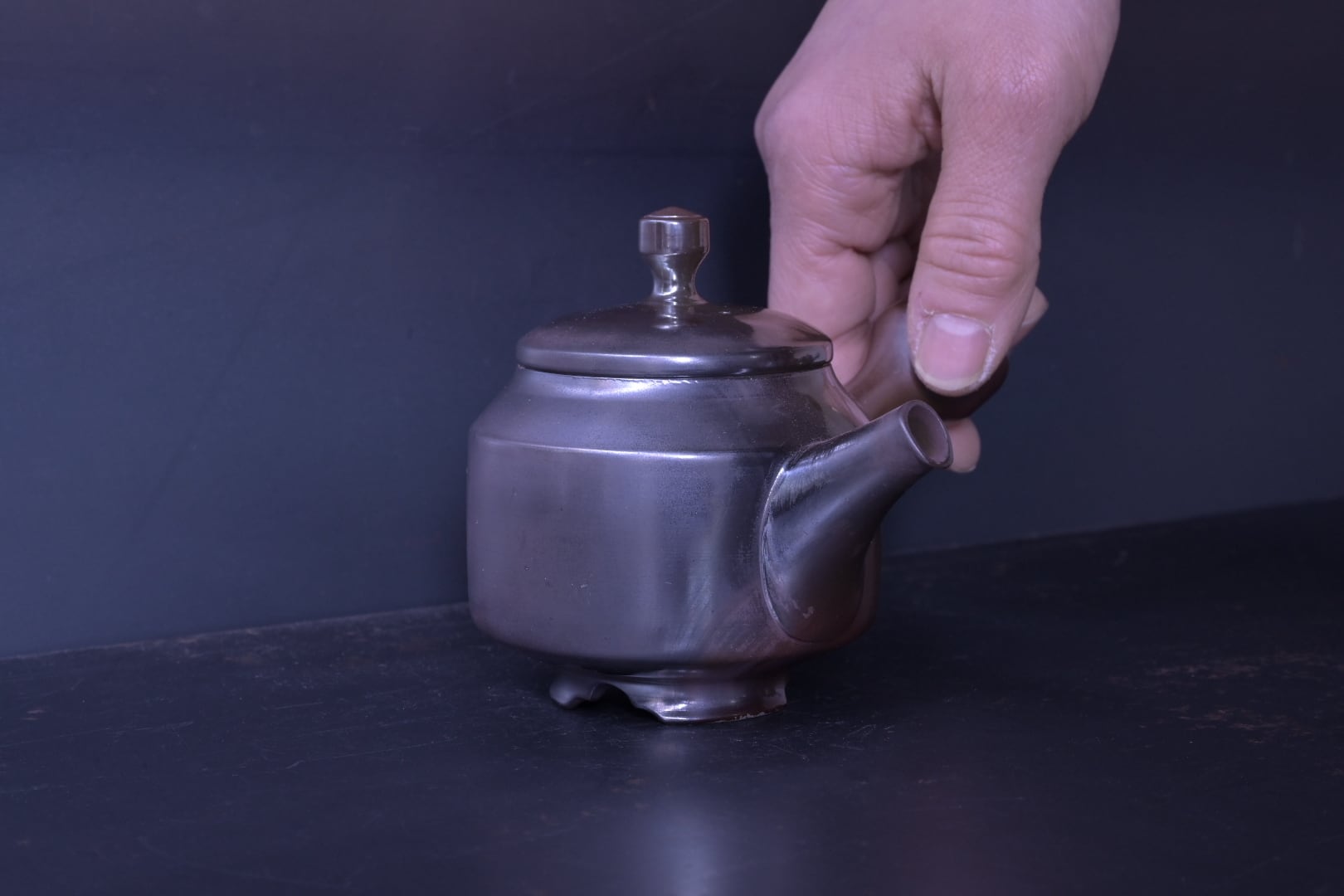 吉川雪堂造、常滑焼　朱泥　急須　茶道具　茶器 吉川雪堂 常滑焼朱泥急須 満150ml でべそ陶茶漉し 印籠蓋 高台有 高級