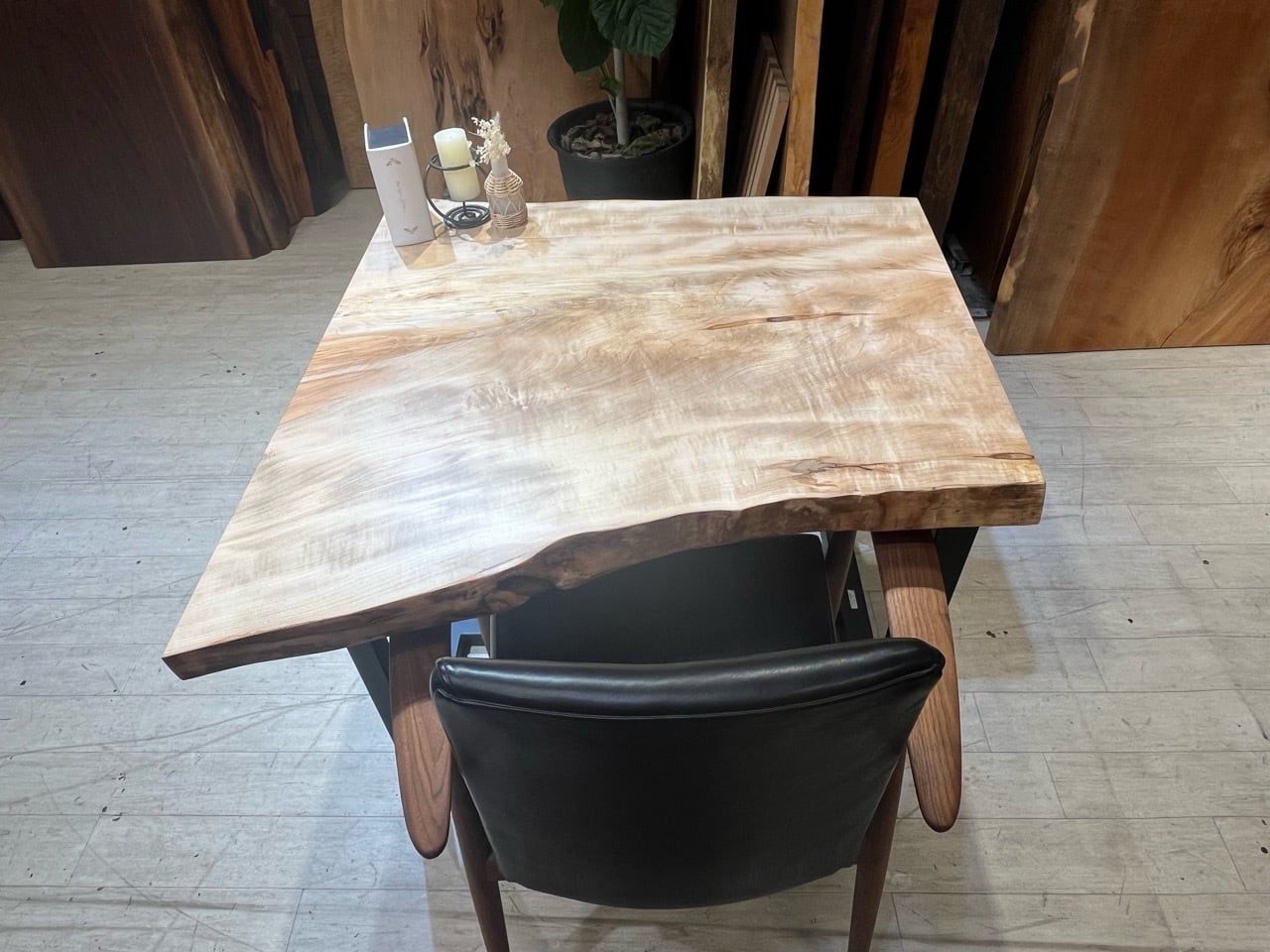 栃（トチ）_890×940-660×47_浅草本店_テーブル天板/一枚板 240145 t001