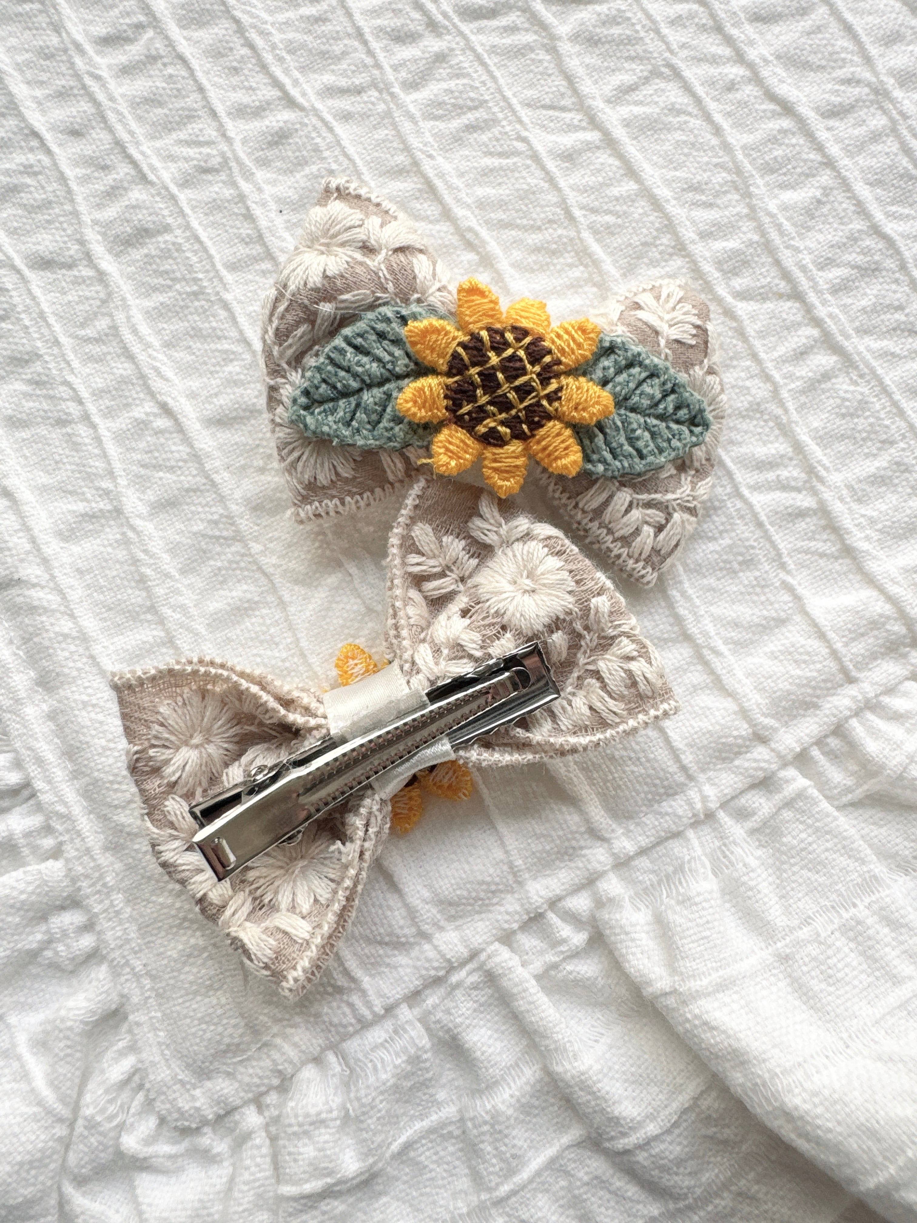 ベージュ刺繍ひまわりパッチン