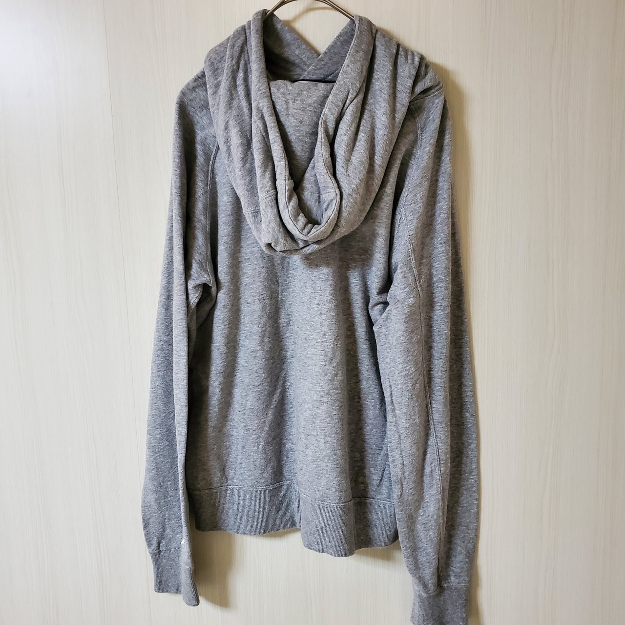 【USED】グレーパーカー　ワンポイント　柔らか素材