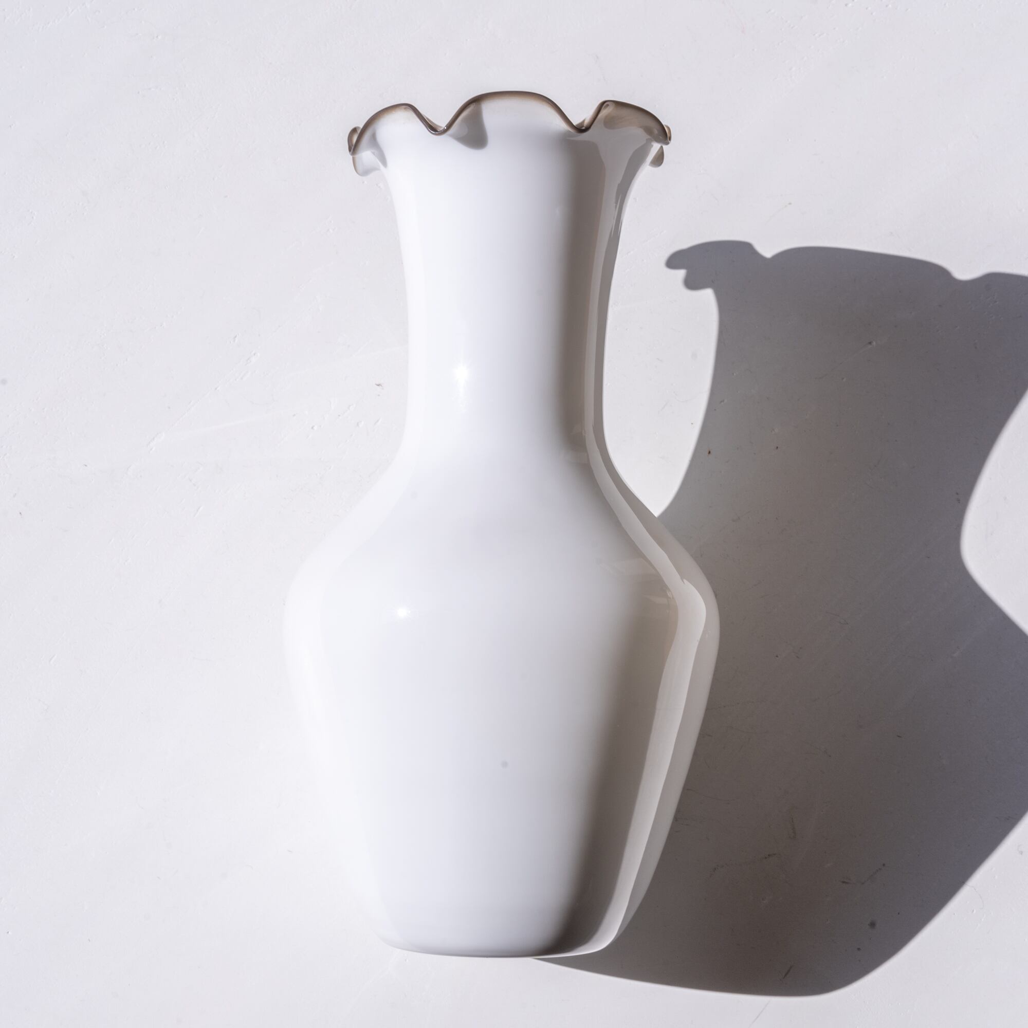 Milky Frill Vase