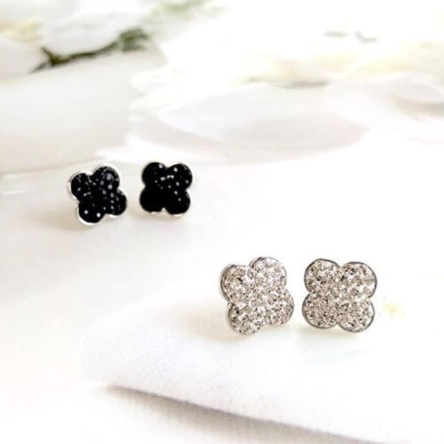 スワロフスキー 四つ葉のクローバーデザイン シルバーピアス ニッケルフリー (保存袋付き)