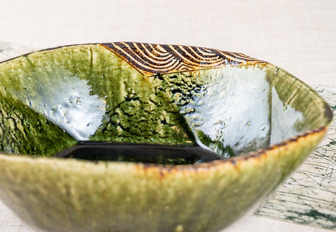 棚橋 淳陶房 織部鉄絵六角皿 【商品番号：045】 | 瀬戸蔵セラミックプラザ